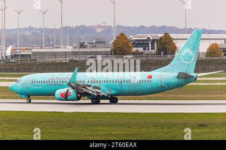 SunExpress Eine Boeing 737-8HX von Sun Express landet auf der Südbahn des Flughafen München. DAS Flugzeug trägt die Sonderbemalung mit dem Titel impressions d'Istanbul . Immatrikulation TC-SOZ. München, Deutschland, 11.10.2022 *** SunExpress Un Boeing 737 8HX de Sun Express atterrit sur la piste sud de l'aéroport de Munich l'avion est peint dans la livrée spéciale avec le titre impressions of Istanbul matriculation TC SOZ Munich, Allemagne, 11 10 2022 crédit : Imago/Alamy Live News Banque D'Images