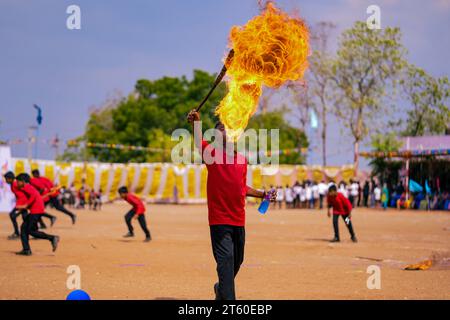 souffler le travail de feu , grand programme de fête dans la fonction scolaire culturales Banque D'Images