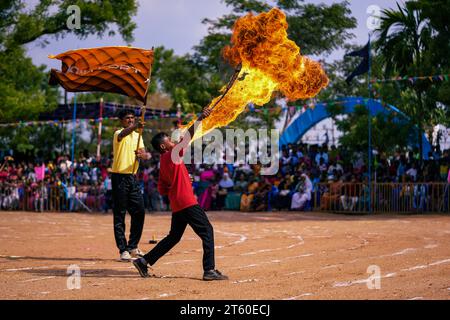 souffler le travail de feu , grand programme de fête dans la fonction scolaire culturales Banque D'Images