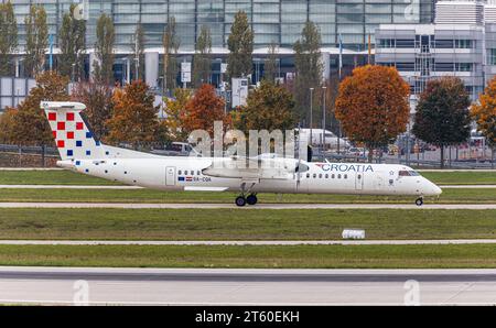 Croatia Airlines Eine Bombardier Dash 8 von Croatia Airlines Rollt nach der Landung auf der Südbahn auf dem Flughafen München von der Startbahn dans Richtung terminal. Immatrikulation 9a-CQA. München, Allemagne, 11.10.2022 *** Croatia Airlines A Croatia Airlines Bombardier Dash 8 taxis de la piste vers le terminal après avoir atterri sur la piste sud de l'aéroport de Munich immatriculation 9a CQA Munich, Allemagne, 11 10 2022 crédit : Imago/Alamy Live News Banque D'Images