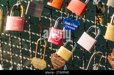 Liebesschlösser an einer Brücke in Konstanz hängen unzählige Liebeschlösser, welche als Zeichen der ewigen Lieben an einem Geländer angebracht wurden. Konstanz, Deutschland, 20.11.2022 *** des serrures d'amour sur un pont à Constance accrochent d'innombrables serrures d'amour, qui ont été attachées à une balustrade en signe d'amour éternel Constance, Allemagne, 20 11 2022 crédit : Imago/Alamy Live News Banque D'Images