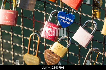 Liebesschlösser an einer Brücke in Konstanz hängen unzählige Liebeschlösser, welche als Zeichen der ewigen Lieben an einem Geländer angebracht wurden. Konstanz, Deutschland, 20.11.2022 *** des serrures d'amour sur un pont à Constance accrochent d'innombrables serrures d'amour, qui ont été attachées à une balustrade en signe d'amour éternel Constance, Allemagne, 20 11 2022 crédit : Imago/Alamy Live News Banque D'Images