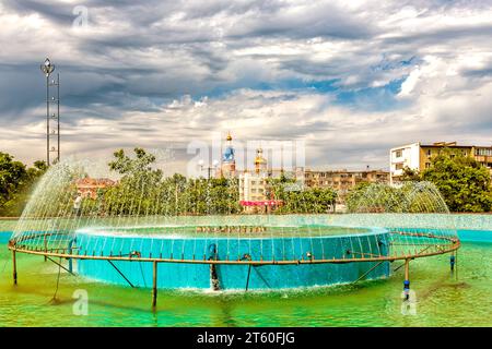 Fontaine de la ville d'Astrakhan en face de l'Opéra et du Théâtre de Ballet Banque D'Images