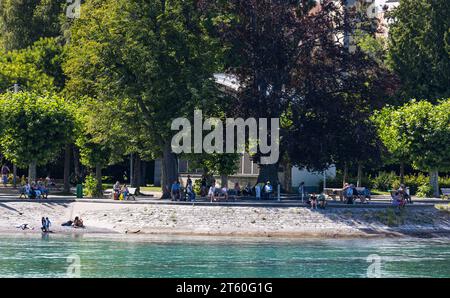 Konstanz am Uferbereich des Bodensee geniessen einige Personen die freie Zeit. Konstanz, Deutschland, 13.07.2022 *** Constance sur la rive du lac de Constance certaines personnes profitent de leur temps libre Constance, Allemagne, 13 07 2022 Credit : Imago/Alamy Live News Banque D'Images