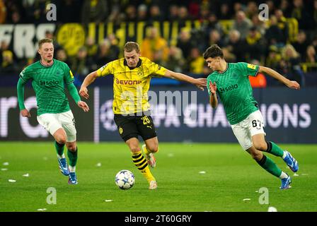 Julian Ryerson du Borussia Dortmund (au centre) et Lewis Miley du Newcastle United se battent pour le ballon lors du match du Groupe F de l'UEFA Champions League au signal Iduna Park, Dortmund. Date de la photo : mardi 7 novembre 2023. Banque D'Images