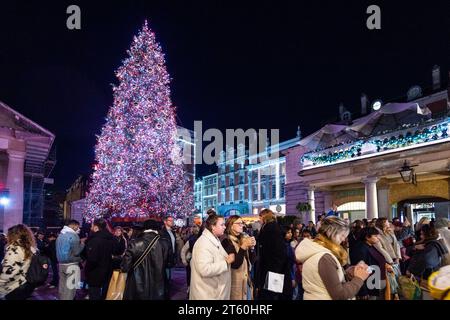 Londres, Royaume-Uni. 7 novembre 2023. Les lumières de Noël de Covent Garden sont allumées. Les nouvelles décorations dans le Market Building comprennent 40 cloches gigantesques avec arcs, 12 boules géantes et huit boules de miroir tournantes. Sur la Piazza, un sapin de Noël britannique de 60 mètres est recouvert de 30 000 lumières LED et de plus de 200 nouvelles boules géantes en or. Crédit : Stephen Chung / Alamy Live News Banque D'Images