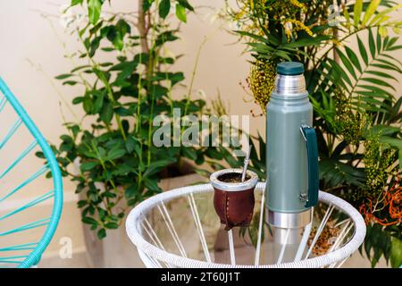 Mate et thermo dans l'arrière-cour. Yerba Mate, boisson chaude traditionnelle sud-américaine. Banque D'Images