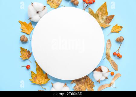 Belles feuilles d'automne avec des fleurs de coton, glands et carte blanche ronde sur fond bleu Banque D'Images