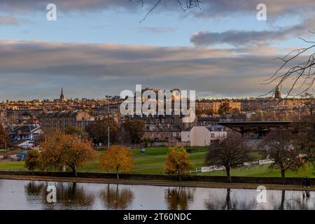 Edimbourg. Écosse, Royaume-Uni. 7 novembre 2023. Couleurs d'automne resplendissantes sous le soleil de fin d'après-midi. Prise du parc IInverleith surplombant Édimbourg avec le château d'Édimbourg et Arthur's Seat sur la Skyline crédit : David Mollison/Alamy Live News Banque D'Images