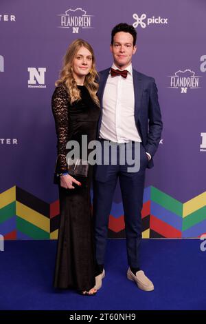 Ostende, Belgique. 07 novembre 2023. Invités non identifiés photographiés sur le tapis bleu de la cérémonie de remise des prix du meilleur cycliste belge de la saison cycliste 2023, organisée par le journal Het Nieuwsblad, à Ostende, le mardi 07 novembre 2023. BELGA PHOTO KURT DESPLENTER crédit : Belga News Agency/Alamy Live News Banque D'Images