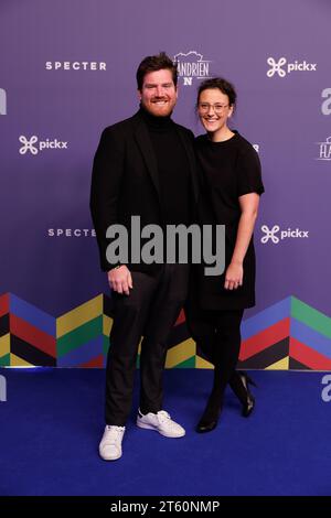 Ostende, Belgique. 07 novembre 2023. Invités non identifiés photographiés sur le tapis bleu de la cérémonie de remise des prix du meilleur cycliste belge de la saison cycliste 2023, organisée par le journal Het Nieuwsblad, à Ostende, le mardi 07 novembre 2023. BELGA PHOTO KURT DESPLENTER crédit : Belga News Agency/Alamy Live News Banque D'Images