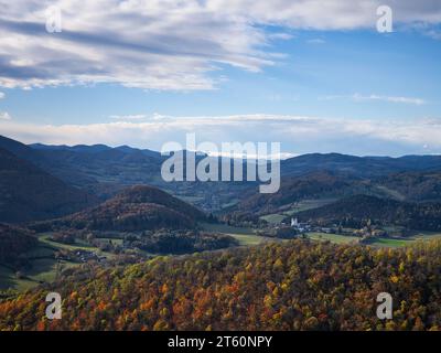 Belle vue d'automne de Peilstein montagne sur les collines et la nature autour, Autriche Banque D'Images