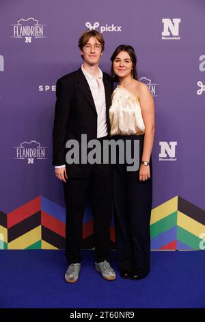 Ostende, Belgique. 07 novembre 2023. Invités non identifiés photographiés sur le tapis bleu de la cérémonie de remise des prix du meilleur cycliste belge de la saison cycliste 2023, organisée par le journal Het Nieuwsblad, à Ostende, le mardi 07 novembre 2023. BELGA PHOTO KURT DESPLENTER crédit : Belga News Agency/Alamy Live News Banque D'Images