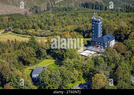 Vue aérienne, Hohe Bracht CafÃƒÆ’Ã†â€™Ãƒâ€ Ã¢â‚¬â„¢ÃƒÆ’Ã¢â‚¬Å¡Ãƒâ€šÃ‚Â© et tour d’observation, Bilstein, Lennestadt, Sauerland, Rhénanie du Nord-Westphalie, Banque D'Images