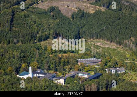 Vue aérienne, lycée privé Maria Königin et église Maria Königin, dégâts forestiers, Altenhundem, Lennestadt, Sauerland, Rhénanie du Nord-Westphalie, Banque D'Images