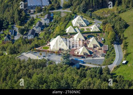 Vue aérienne, parc Galileo, musée et parc du savoir, maisons aux toits pointus en forme de pyramide, Meggen, Lennestadt, Sauerland, Rhénanie du Nord-Westphali Banque D'Images