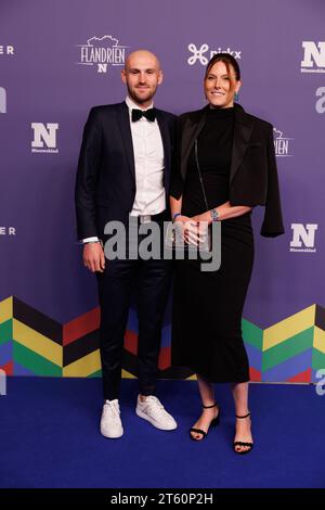 Ostende, Belgique. 07 novembre 2023. Invités non identifiés photographiés sur le tapis bleu de la cérémonie de remise des prix du meilleur cycliste belge de la saison cycliste 2023, organisée par le journal Het Nieuwsblad, à Ostende, le mardi 07 novembre 2023. BELGA PHOTO KURT DESPLENTER crédit : Belga News Agency/Alamy Live News Banque D'Images