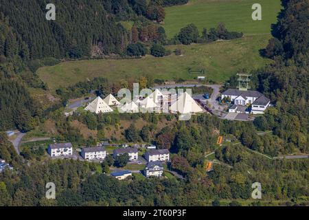 Vue aérienne, parc Galileo, musée et parc du savoir, maisons aux toits pointus en forme de pyramide, Meggen, Lennestadt, Sauerland, Rhénanie du Nord-Westphali Banque D'Images