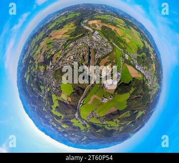 Vue aérienne, vue du quartier de Grevenbrück, gare de Lennestadt-Grevenbrück, globe terrestre, image fisheye, image à 360 degrés, petit monde, Grevenbr Banque D'Images