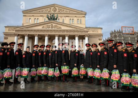 Moscou, Russie. 7 novembre 2023. Les jeunes cadets sont photographiés avec en toile de fond la façade du théâtre Bolchoï à Moscou, en Russie Banque D'Images