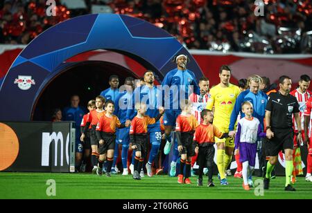 Belgrad, Serbie. 07 novembre 2023. Football : Ligue des Champions, phase de groupes, Groupe G, Journée 4 Red Star Belgrade - RB Leipzig au Stadion Rajko Mitic. Les joueurs entrent dans le stade. Crédit : Jan Woitas/dpa/Alamy Live News Banque D'Images