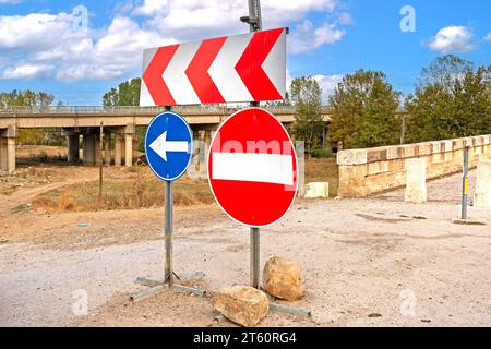 Panneaux de signalisation sur la route indiquant des directions pour différents endroits à l'extérieur Banque D'Images