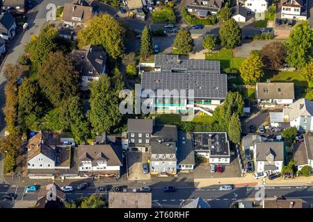 Vue aérienne, salle paroissiale et bureau paroissial de la paroisse protestante de Ferndorf avec toit solaire, Ferndorf, Kreuztal, Siegerland, Rhénanie du Nord-Westphali Banque D'Images