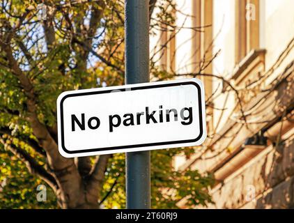 Grand panneau de signalisation pas de stationnement à l'extérieur sur la rue urbaine avec des arbres à l'arrière Banque D'Images