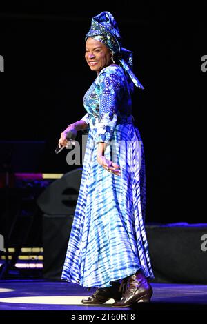 Forum Karlin, Prague. 7 novembre 2023. La chanteuse béninoise-française Angelique Kidjo se produit lors de son concert dans le cadre du 27e festival international de musique Prague Sounds au Forum Karlin, Prague, République tchèque, le 7 novembre 2023. Crédit : Michal Kamaryt/CTK photo/Alamy Live News Banque D'Images