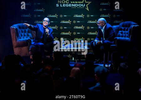 Prague, République tchèque. 07 novembre 2023. Jean-Claude Van Damme, star de cinéma d'action d'origine belge, à gauche, se produit mardi soir avec un événement Legend au club SaSaSaZu à Prague, en République tchèque, le 7 novembre 2023. Sur le côté droit est vu modérateur de l'événement l'acteur tchèque Marek Vasut. Crédit : Jaroslav Svoboda/CTK photo/Alamy Live News Banque D'Images