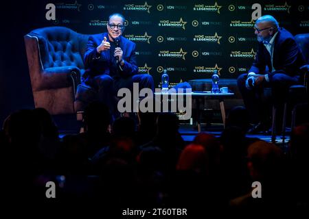 Prague, République tchèque. 07 novembre 2023. Jean-Claude Van Damme, star de cinéma d'action d'origine belge, à gauche, se produit mardi soir avec un événement Legend au club SaSaSaZu à Prague, en République tchèque, le 7 novembre 2023. Sur le côté droit est vu modérateur de l'événement l'acteur tchèque Marek Vasut. Crédit : Jaroslav Svoboda/CTK photo/Alamy Live News Banque D'Images