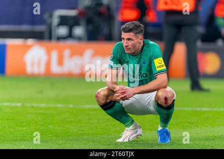 Dortmund, Allemagne. 07 novembre 2023. DORTMUND, ALLEMAGNE - NOVEMBRE 7 : Fabian Schar de Newcastle United semble déprimé après le match du Groupe F de l'UEFA Champions League entre le Borussia Dortmund et Newcastle United FC au signal Iduna Park le 7 novembre 2023 à Dortmund, Allemagne (photo Joris Verwijst/Orange Pictures) crédit : Orange pics BV/Alamy Live News Banque D'Images