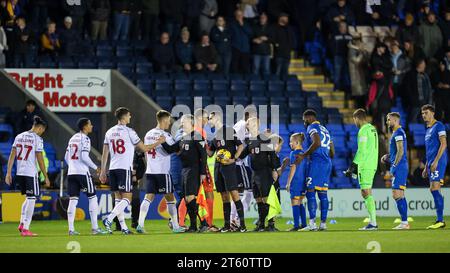 Shrewsbury, Royaume-Uni. 07 novembre 2023. L'arbitre Sam Allison (au centre) et ses assistants serrent la main aux équipes avant le départ de Ito lors du match EFL Sky Bet League 1 entre Shrewsbury Town et Bolton Wanderers à croud Meadow, Shrewsbury, Angleterre le 7 novembre 2023. Photo de Stuart Leggett. Usage éditorial uniquement, licence requise pour un usage commercial. Aucune utilisation dans les Paris, les jeux ou les publications d'un seul club/ligue/joueur. Crédit : UK Sports pics Ltd/Alamy Live News Banque D'Images