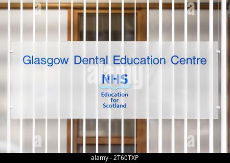 Panneau Glasgow Dental Education Centre - entrée de Glasgow Dental Hospital, Sauchiehall Street, Glasgow, Écosse, Royaume-Uni Banque D'Images