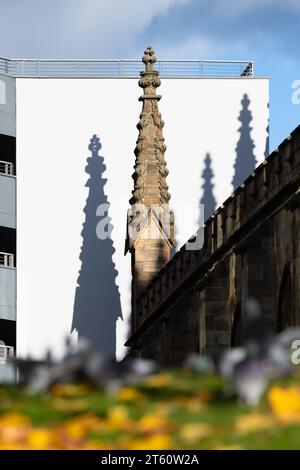 Pinnacle Finials of St Andrews Cathedral with Shadows on Q Park St Enoch Behind, Glasgow, Écosse, Royaume-Uni Banque D'Images