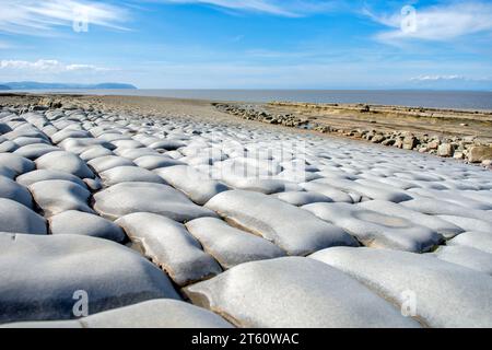 Kilve Beach et côte rocheuse, à Kilve, Quantocks, Somerset, Royaume-Uni par une journée ensoleillée. La plage est bien connue pour trouver des fossiles. Banque D'Images