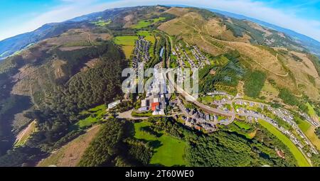 Vue aérienne, vue du quartier Hofolpe avec la zone industrielle de Grünewald papier GmbH, zone forestière endommagée par la forêt, globe terrestre, image fisheye, 360 de Banque D'Images