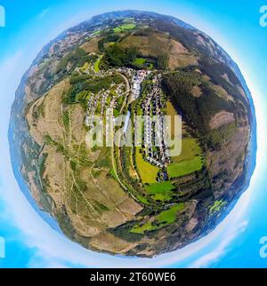 Vue aérienne, vue du quartier Hofolpe avec la zone industrielle de Grünewald papier GmbH, zone forestière endommagée par la forêt, globe terrestre, image fisheye, 360 de Banque D'Images