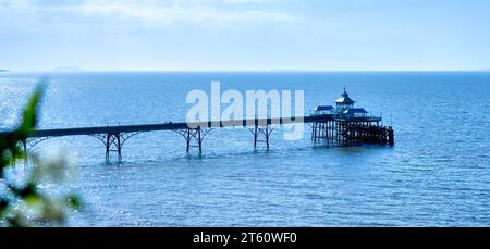 Clevedon Pier, Somerset par une journée lumineuse en été avec un ciel bleu. Tons bleus prédominants. Banque D'Images