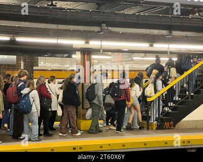 Les adolescents urbains sur le chemin de l'école en train de métro 1t la station de métro 7th Avenue dans le quartier Park Slope de Brooklyn, New York. Banque D'Images