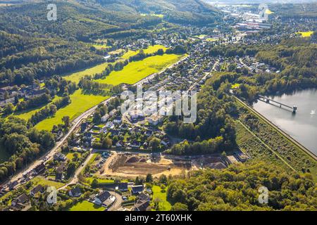 Vue aérienne, chantier de construction avec démolition de l'ancienne salle industrielle au Breitenbachtalsperre, quartier résidentiel Buchenhain, Allenbach, Hilchenbach Banque D'Images