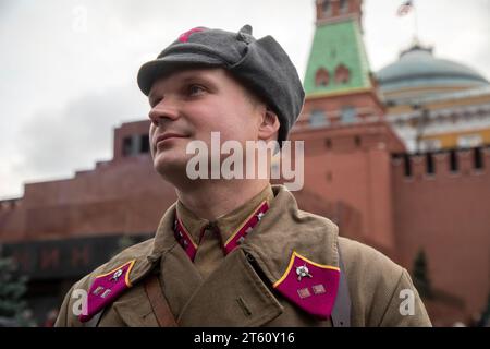 Moscou, Russie. 7 novembre 2023. Les participants font la queue lors d'une exposition marquant l'anniversaire d'un défilé historique en 1941, lorsque des soldats soviétiques ont marché vers les lignes de front au cours de la Seconde Guerre mondiale, sur la place Rouge à Moscou, en Russie. Crédit : Nikolay Vinokurov/Alamy Live News Banque D'Images