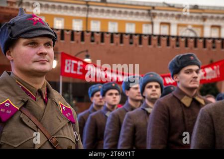 Moscou, Russie. 7 novembre 2023. Les participants font la queue lors d'une exposition marquant l'anniversaire d'un défilé historique en 1941, lorsque des soldats soviétiques ont marché vers les lignes de front au cours de la Seconde Guerre mondiale, sur la place Rouge à Moscou, en Russie. Crédit : Nikolay Vinokurov/Alamy Live News Banque D'Images