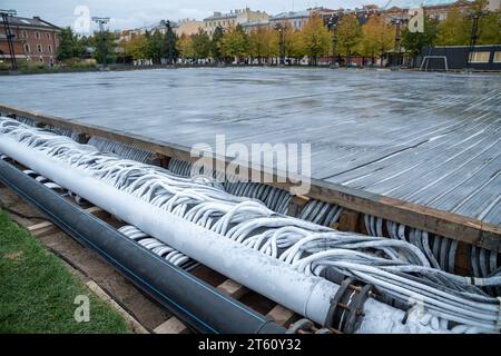 Coulage de tuyaux de système d'ingénierie moderne pour le refroidissement de patinoire. Préparation pour l'activité hivernale Banque D'Images