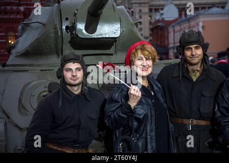 Moscou, Russie. 7 novembre 2023. Les participants font la queue lors d'une exposition marquant l'anniversaire d'un défilé historique en 1941, lorsque des soldats soviétiques ont marché vers les lignes de front au cours de la Seconde Guerre mondiale, sur la place Rouge à Moscou, en Russie. Crédit : Nikolay Vinokurov/Alamy Live News Banque D'Images