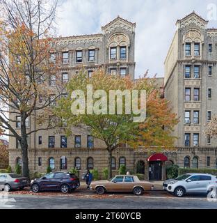 Le 3235 Grand Concourse est un immeuble résidentiel de faible hauteur situé dans le parc Jerome, dans le Bronx, remarquable pour ses détails polychromes en terre cuite. Banque D'Images