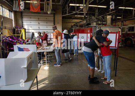 Louisville, États-Unis. 07 novembre 2023. Les gens votent et se saluent à un poste de pompiers de Louisville le jour des élections à Louisville, Kentucky, le mardi 7 novembre 2023. (Photo de Christian Monterrosa/Sipa USA) crédit : SIPA USA/Alamy Live News Banque D'Images