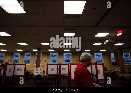 Louisville, États-Unis. 07 novembre 2023. Un homme vote à la Highland Baptist Church le mardi 7 novembre 2023, le jour des élections à Louisville, Kentucky. (Photo de Christian Monterrosa/Sipa USA) crédit : SIPA USA/Alamy Live News Banque D'Images