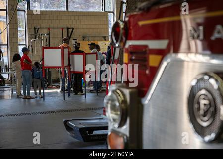 Louisville, États-Unis. 07 novembre 2023. Les gens ont voté à un poste de pompiers de Louisville le jour de l'élection à Louisville, Kentucky, le mardi 7 novembre 2023. (Photo de Christian Monterrosa/Sipa USA) crédit : SIPA USA/Alamy Live News Banque D'Images