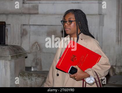 Londres, le 7 novembre 2023 Kemi Badenoch, secrétaire d'État au Commerce international et présidente du Board of Trade, ministre des femmes vue au Cabinet Office en fin d'après-midi, a probablement été une réunion d'urgence crédit : Richard Lincoln/Alamy Live News Banque D'Images